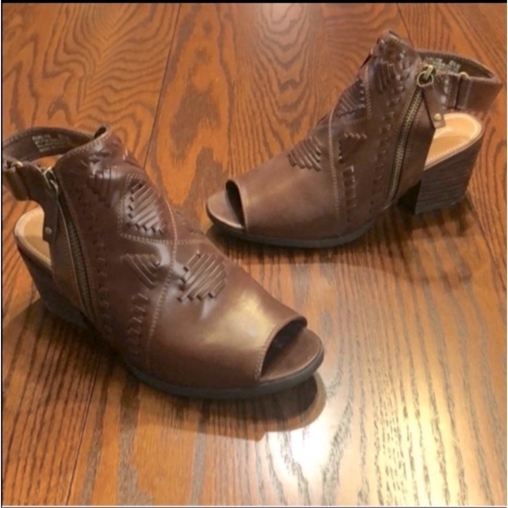 Baretraps Ivalyn Auburn Open Toe Sandals - Picture 5 of 13